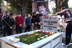 Mslm Grses vefatnn 8inci ylnda mezar banda anld