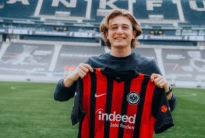 Ali Akman, Eintracht Frankfurtla szleme imzalad