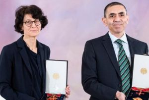 Uur ahin ve zlem Treci'ye Liyakat Nian