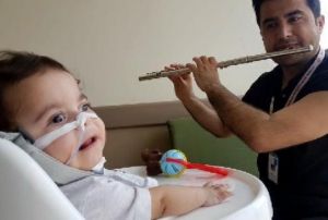 Hem tedavi ediyor hem flt alarak moral veriyor 