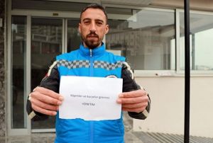 'Kpekler ve kuryeler giremez' yazsna tepki
