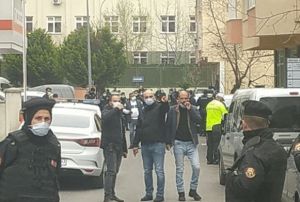 Avukatlk brosunda silahl saldr: 2 l, 3 yaral
