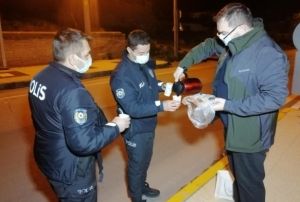 Doktordan uygulama yapan polislere ay ve kek ikram