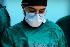 Hastanede kendisini uyaran doktoru baklad