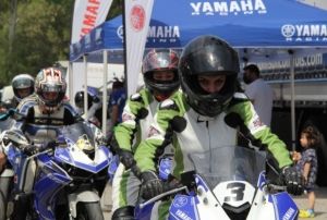 zmirde kadn motosikletiler piste ktlar, mest ettiler