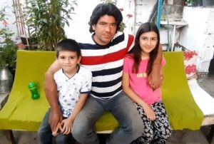 11 yldr bakasnn kollaryla evlatlarna sarlyor