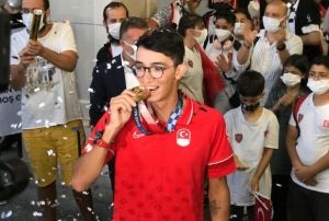 Olimpiyat ampiyonu yurda dnd