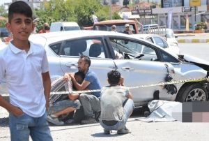 Camndan yola savrulduu otomobilin altnda kalan Bedirhan ld