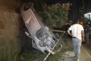 Kontrolden kan ara yol kenarnda dik durdu