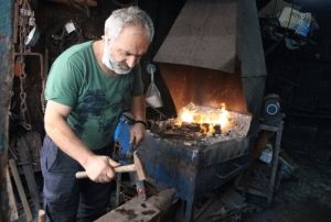 Memuriyet yerine demircilii tercih etti