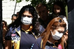 Ei ve 4 ocuunu eve kilitleyip yakmak istedi
