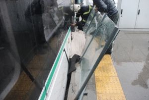 Tramvay ile durak arasnda can pazar