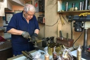  40 yllk hatr iin 150 yldr kahve deirmeni retiyorlar