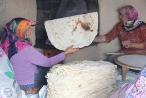 Kadnlar imece usul ile klk ekmek yapyor