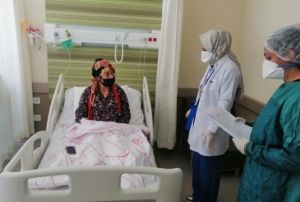 Hamile kadn hem ocuunun hem kendi sal iin tedavi gryor