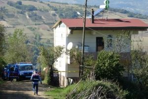 Emlakya evinin nnde silahl saldr: Ei ld