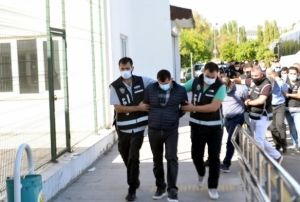 Tutuklanan milli eitim mdr 1 kilo altnla yakalanm