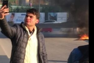Yanan otomobili arkasna alp selfie ekti