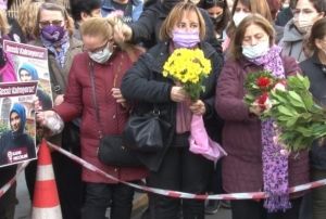 Kadnlar, Baak Cengiz'in ldrld yere karanfil brakt