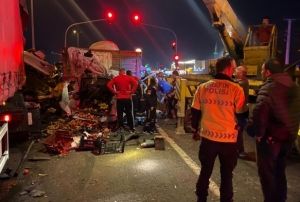  Zincirleme trafik kazas: 1 l, 4 yaral