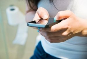 Cep telefonu ile tuvalete girmeyin