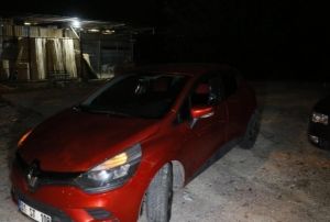 Seyir halindeki otomobile apraz ate ald: 1 l, 1 yaral
