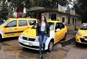 niversiteli Dilara, babasnn  taksisinin direksiyonuna geti