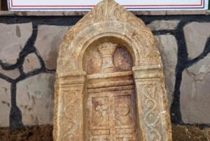 Roma dnemine ait mezar steli ele geirildi