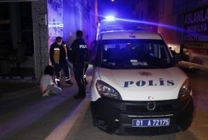  Sevgililer evde birbirini baklad