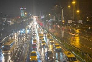 stanbulda yamur trafii vurdu, younluk yzde 60 grd