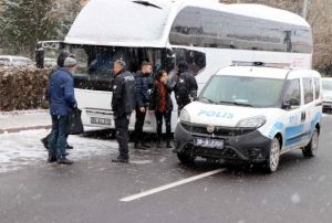 Boanma aamasndaki eini sokak ortasnda baklad