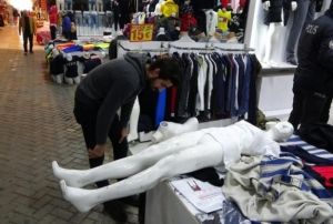 Tezgahtakilerle yetinmeyip mankeni bile soydular