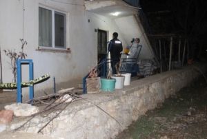 Kendine iddet uygulayan kocasn baklayarak ldrd