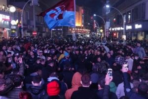 Trabzonsporlu taraftarlar sokaa dkld