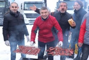 Yolda mahsur kalan tr srcleri iin mangal kurdular