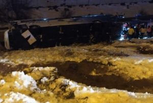  Yolcu otobs arampole devrildi: 3' ar 28 yaral