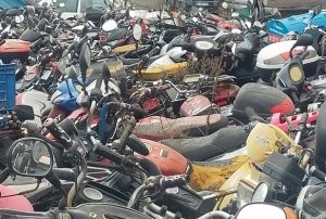 Terk edilmi milyonluk servet otoparkta ryor