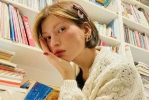 Model Ece Su Ukan,  taksi ile denize utu