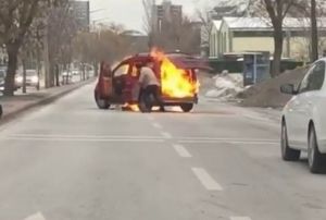 Boanma aamasndaki gen sinirlenip yol ortasnda aracn yakt