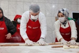 Oklavay eline alan vali, ei ile yufka at