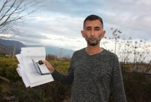 Bir gnlne araba kiralad, evinin nndeki arabasndan oldu