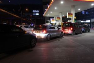 Zam kararnn ardndan petrol istasyonlarnda uzun kuyruklar olutu