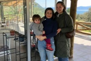 Yazlk evlerini savatan kaan Ukraynal aileye atlar