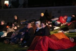 Anzaklar uyku tulumlarnn ierisinde ayini bekliyor