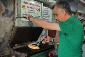 15 tost yiyenden para almyor, stne eyrek altn veriyor
