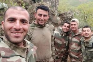 ehit askerlerin 5'inin ayn karede yer ald fotoraf yrekleri burk