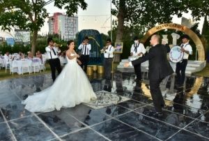 Yeni evli iftin tm hayalleri bir tula ykld