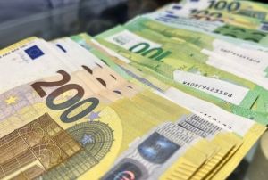 Dolar ve Euro 2022nin zirvesinde  