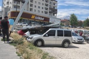 Reklam panolar aralarn zerine devrildi