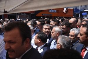 Bakan Koca protestolarn hedefinde!